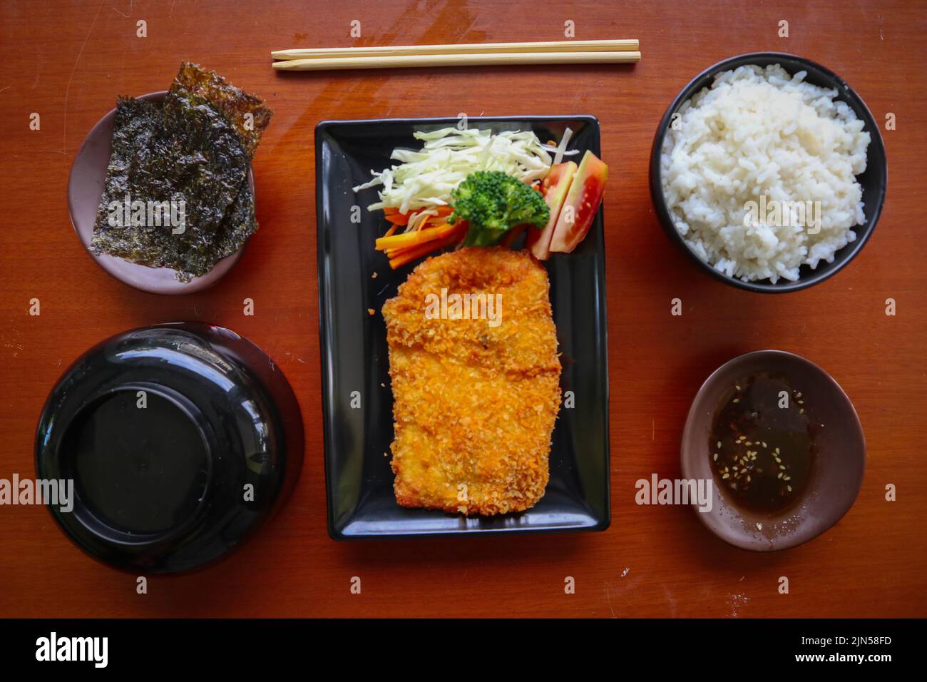 le poulet katsu don est une cuisine japonaise servie avec de la sauce soja sur la table Banque D'Images