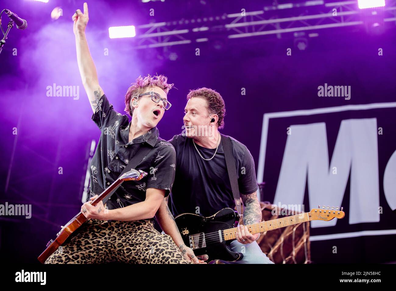 Tom Fletcher et Danny Jones de McFly jouent ensemble des guitares sur scène pendant le Carfest North Festival 2022. Banque D'Images