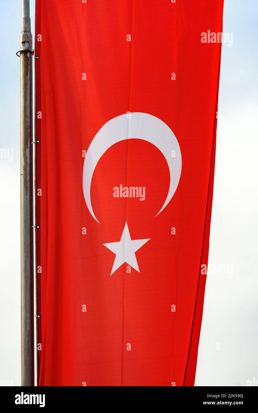 Drapeau national de la Turquie ou de la République du Turkiye en poste. Bannière rouge avec étoile blanche et croissant. Image verticale. Banque D'Images