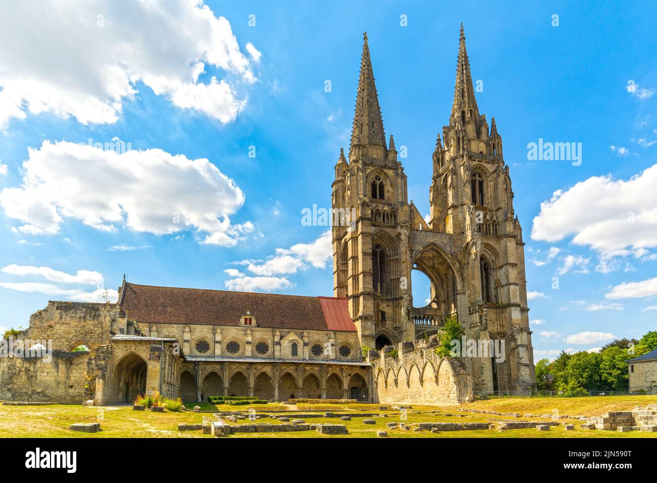 Soissons, Picardie, France - Cathédrale et abbaye de Saint-Jean-des-Vignes ruines de la façade ouest et tours Banque D'Images