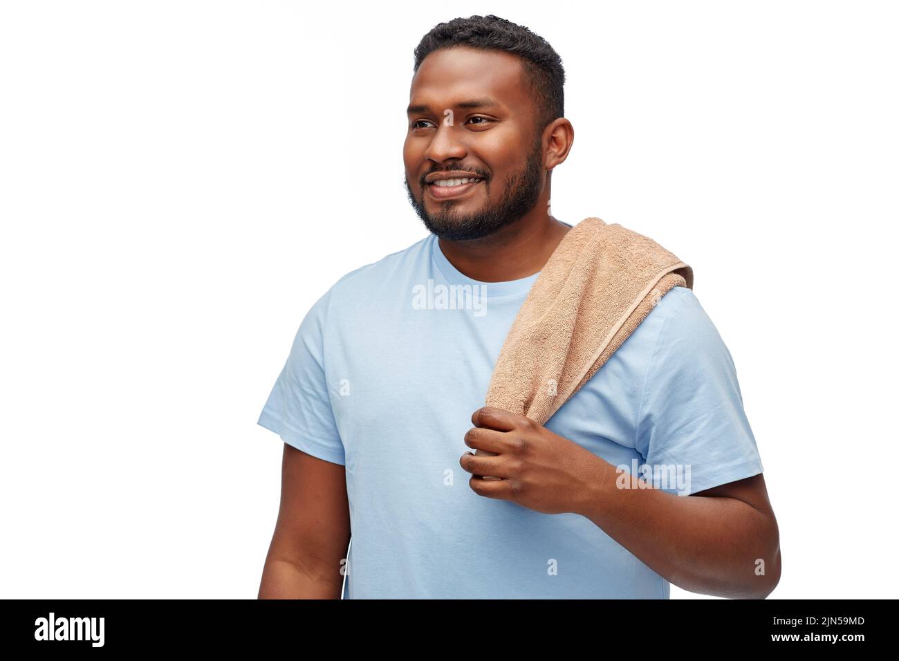 jeune homme afro-américain souriant avec serviette de bain Banque D'Images