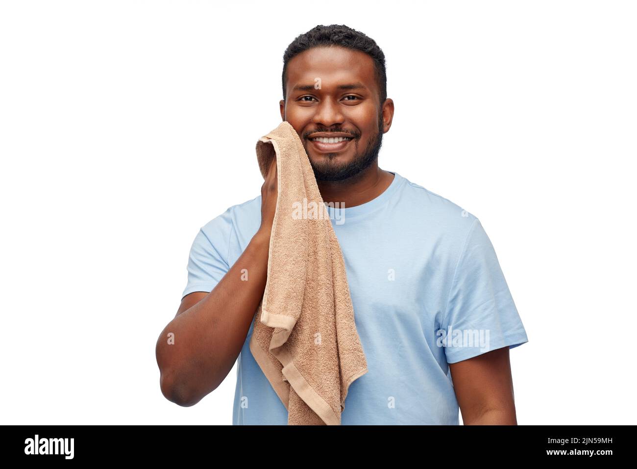homme afro-américain essuyant le visage avec une serviette de bain Banque D'Images
