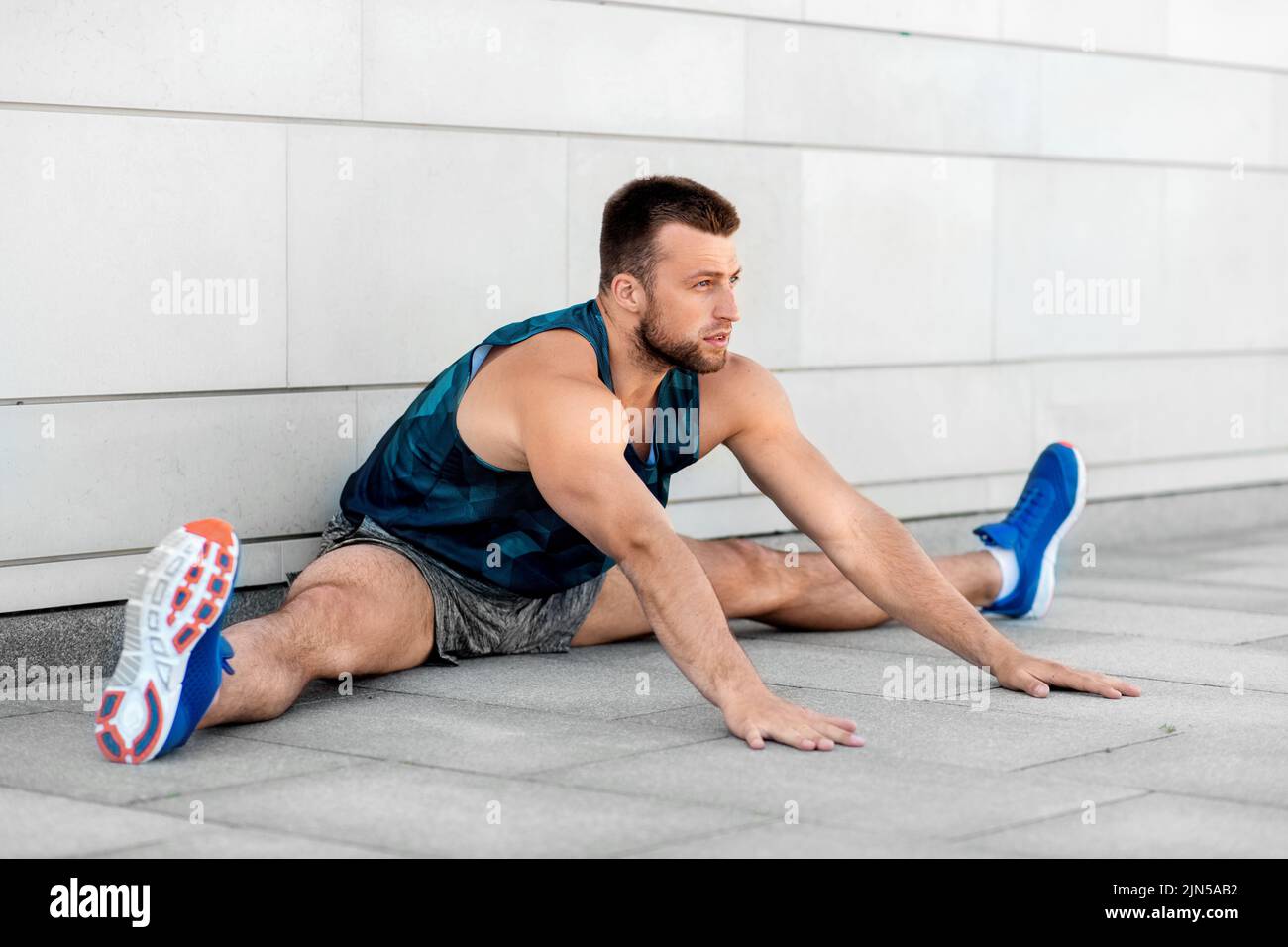homme faisant du sport et s'étirant à l'extérieur Banque D'Images