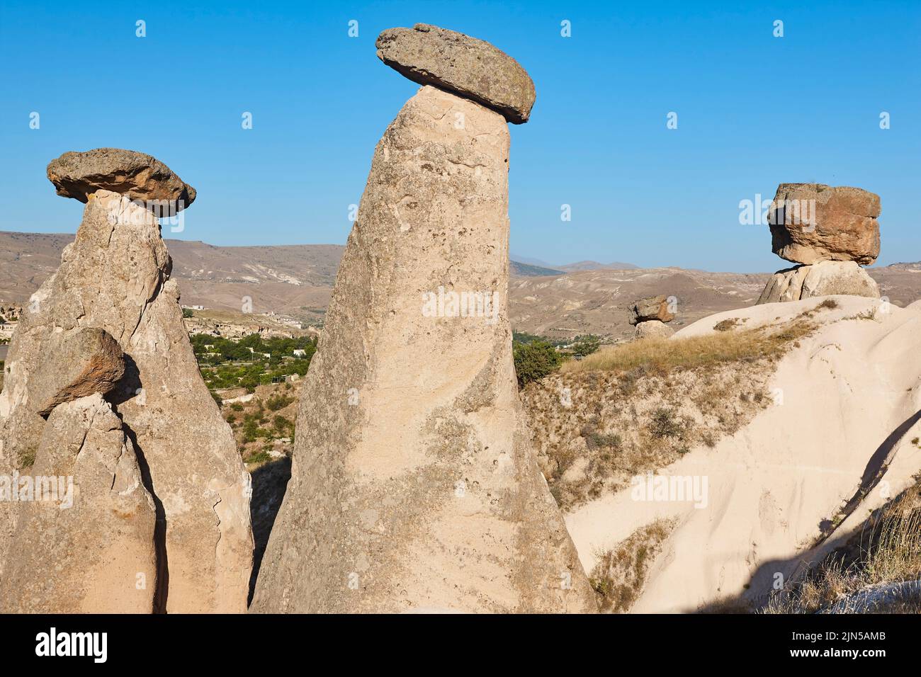 Formations rocheuses pittoresques en Cappadoce. Village d'Urgup. Turquie Banque D'Images