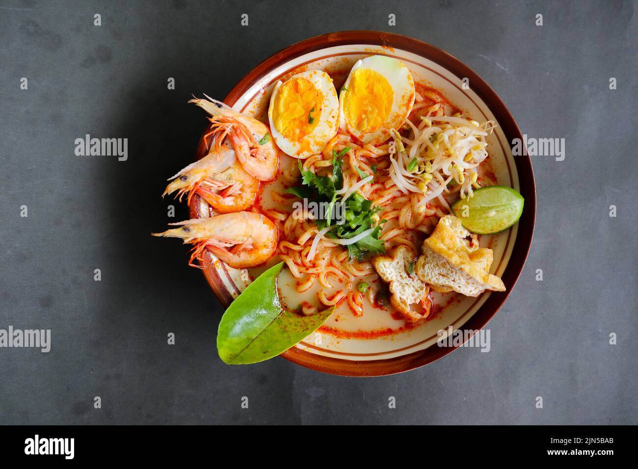 laksa, curry de laksa à base de vermicelles, nouilles, germes de haricots, œufs, chaux tofu, et crevettes avec une sauce à soupe épicée riche en épices. laksa servir Banque D'Images