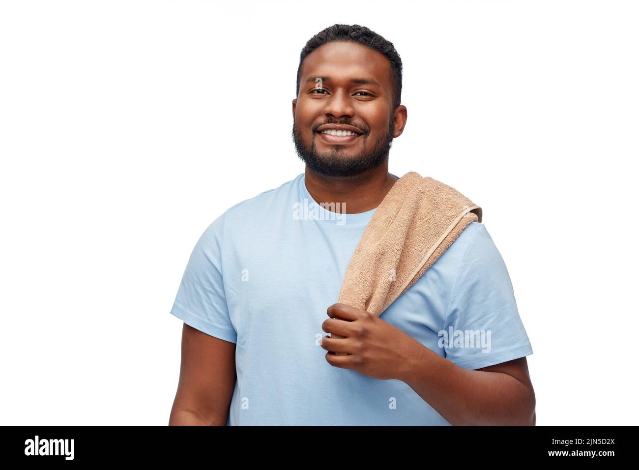 jeune homme afro-américain souriant avec serviette de bain Banque D'Images