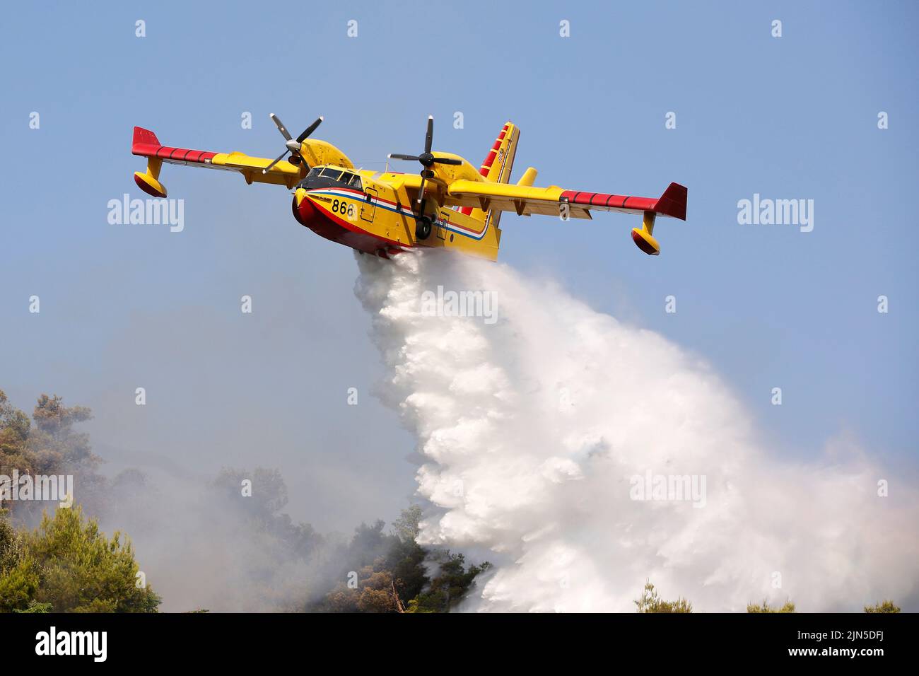 Une Force aérienne croate Canadair CL-415 libère de l'eau lorsqu'elle éteint un incendie de forêt dans la péninsule de Peljesec, dans le sud de la Croatie. Banque D'Images