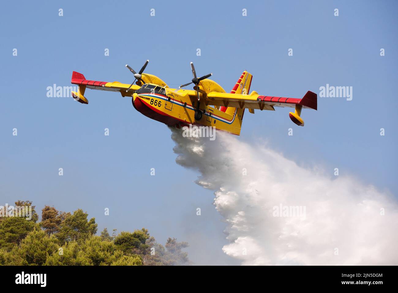 Une Force aérienne croate Canadair CL-415 libère de l'eau lorsqu'elle éteint un incendie de forêt dans la péninsule de Peljesec, dans le sud de la Croatie. Banque D'Images