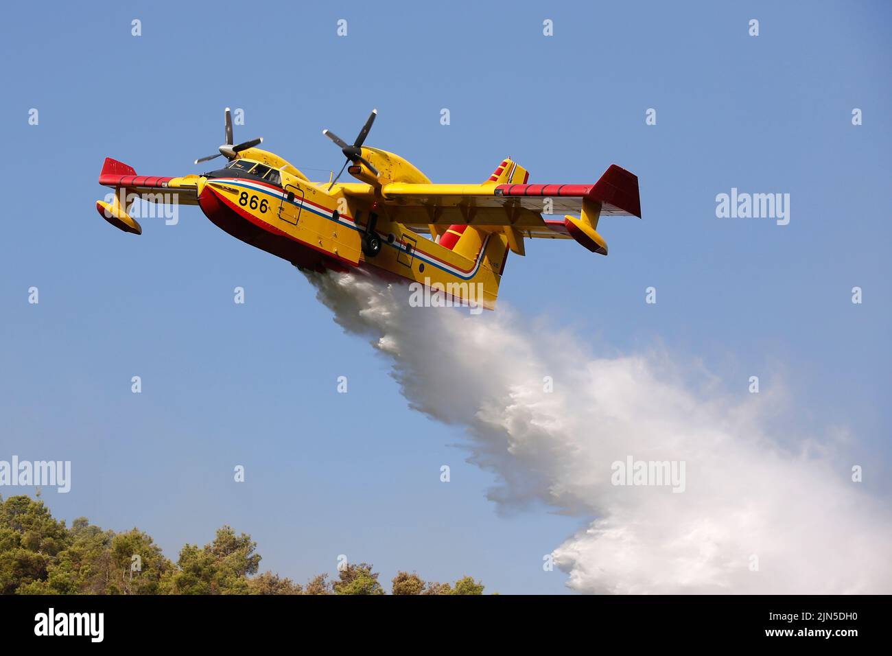 Une Force aérienne croate Canadair CL-415 libère de l'eau lorsqu'elle éteint un incendie de forêt dans la péninsule de Peljesec, dans le sud de la Croatie. Banque D'Images