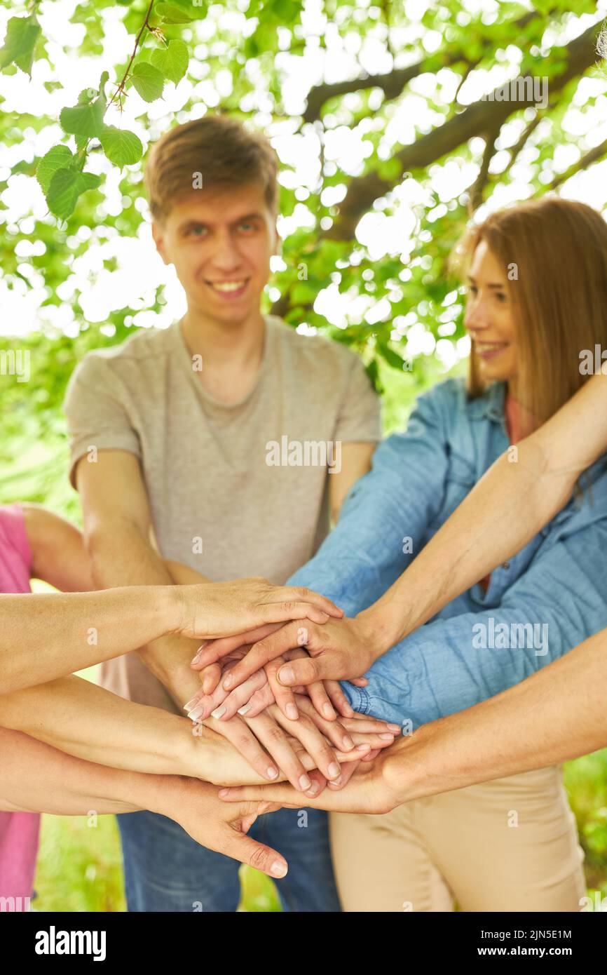 Les jeunes empilent les mains comme concept de coopération et de renforcement d'équipe Banque D'Images