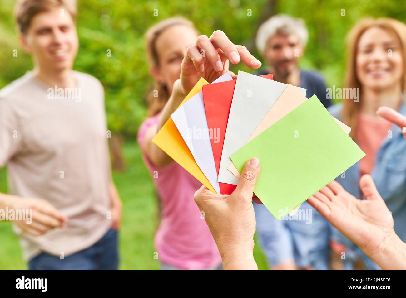 Les jeunes dessinent des cartes colorées pour apprendre à se connaître dans le bâtiment de l'équipe extérieure Banque D'Images