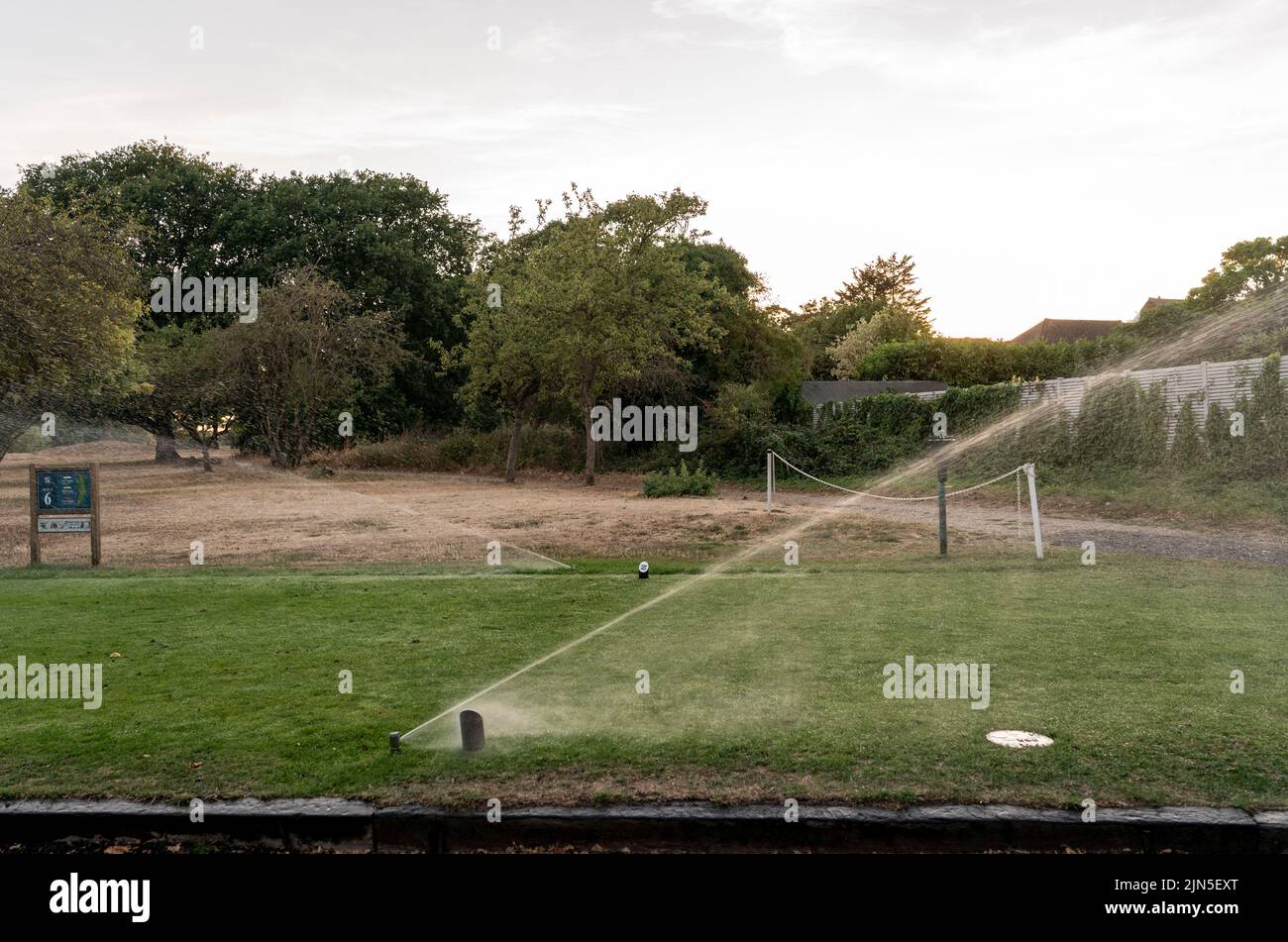 SECHOWDECHE LONDON © Jeff Moore les arroseurs sont utilisés sur un parcours de golf à Wanstead, dans l'est de Londres. Une interdiction des hospipe pourrait être en route pour certaines parties de Londres comme Banque D'Images