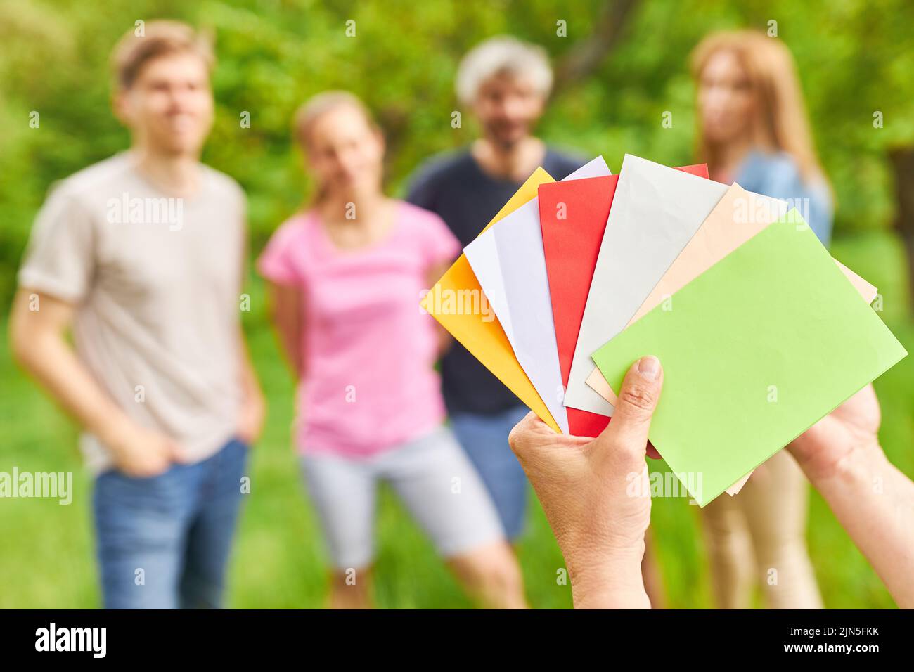 Cartes colorées à disposition pour permettre à l'équipe de choisir dans l'atelier de construction d'équipe dans la nature Banque D'Images