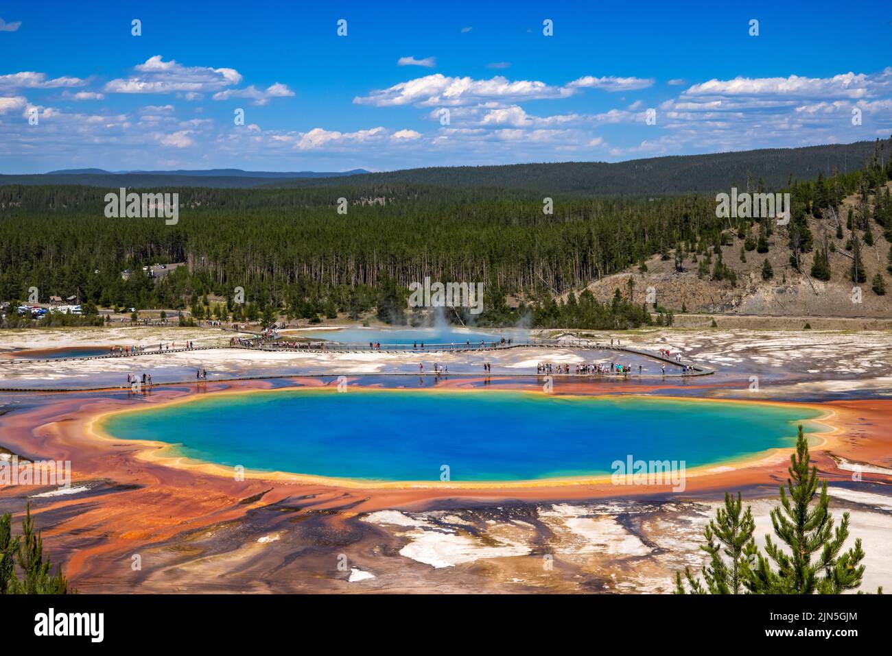 C'est une vue de Grand Prismatic Spring dans le bassin de Geyser Midway du parc national de Yellowstone, comté de Teton, Wyoming, USA. Banque D'Images