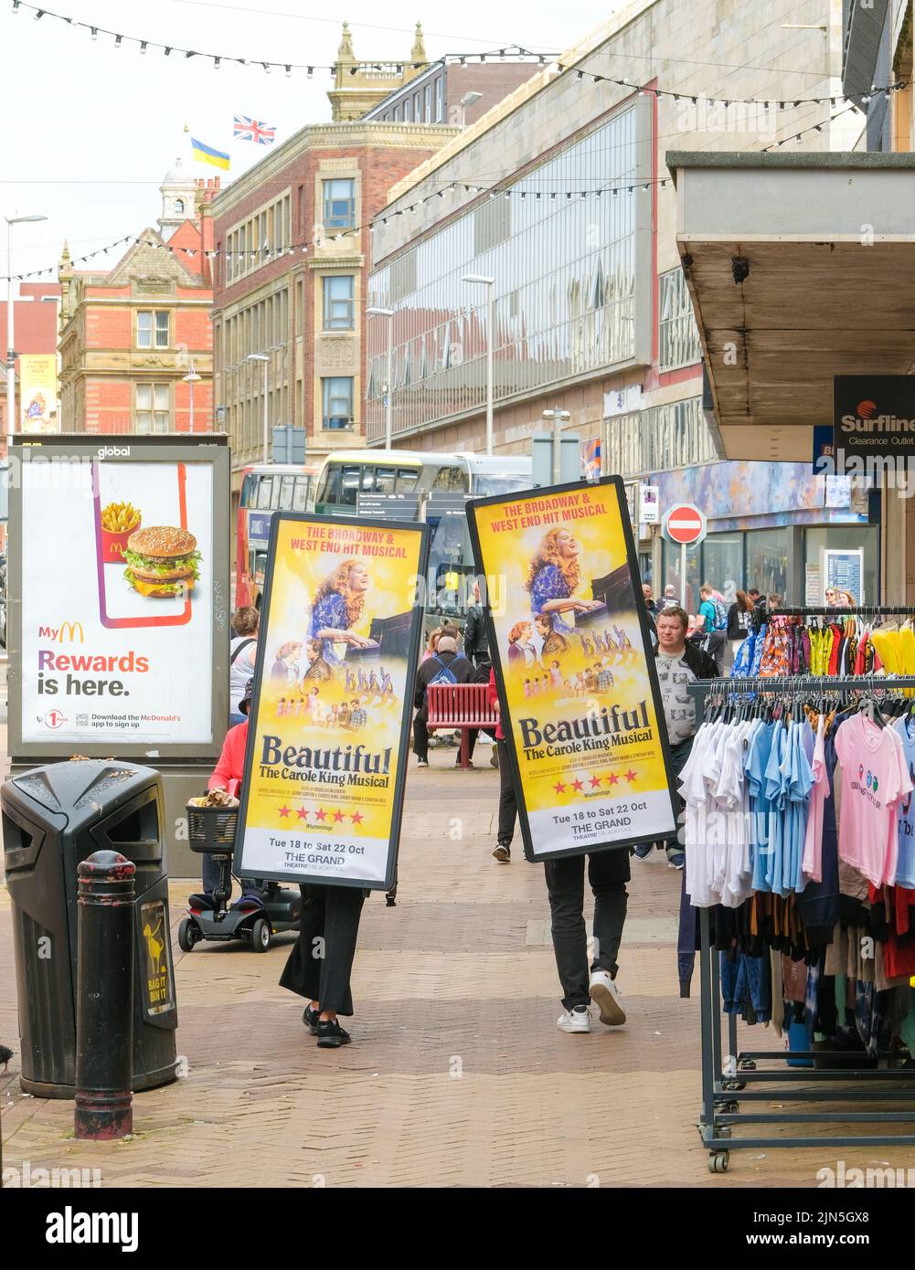 Blackpool, Lancashire, Royaume-Uni 6 août 2022 deux panneaux publicitaires sont amusés dans une rue commerçante pendant le festival Punk de la rébellion de Blackpool Banque D'Images