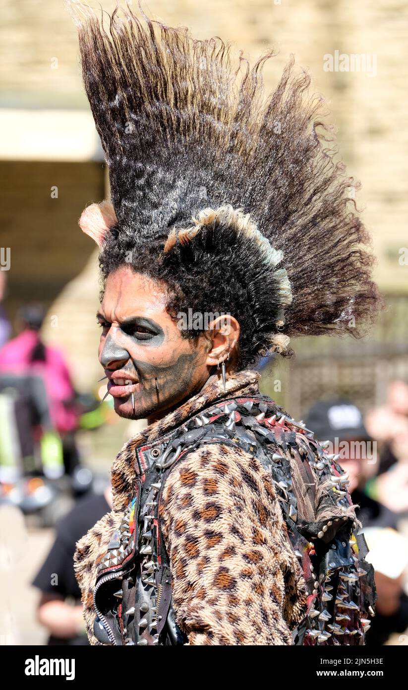 Blackpool, Lancashire, Royaume-Uni 6 août 2022 Un homme qui porte des cheveux et une veste en fourrure drastiques pendant le festival punk de la rébellion de Blackpool Banque D'Images