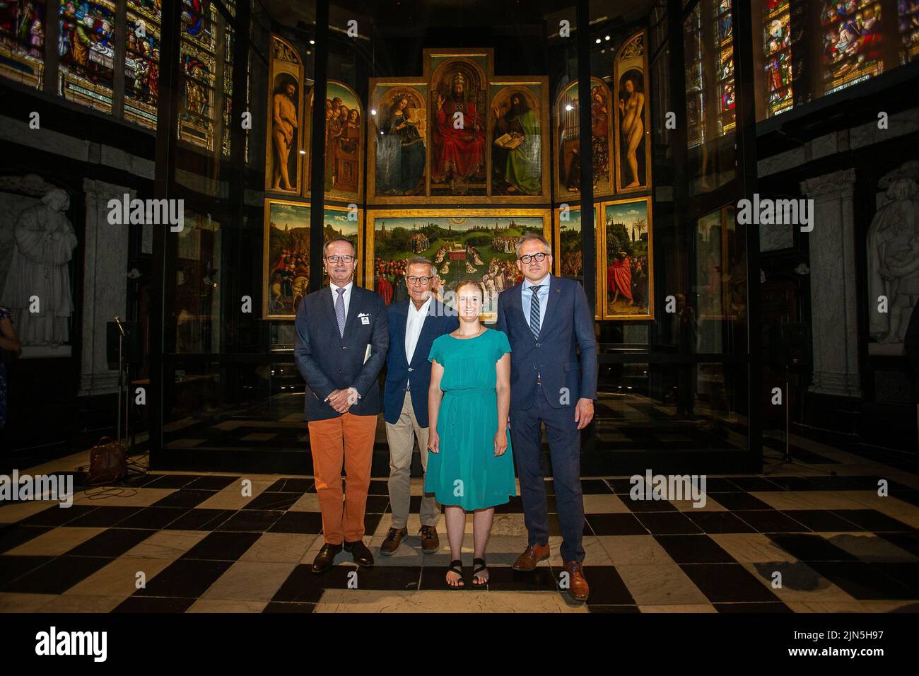 Gand, Belgique, 09 août 2022. Guy van Wassenhove, conservateur du Fonds Baillet Latour, Ludo Collin, architecte Mieke Blancke (Architectenbureau Bressers) et ministre flamand des Finances, du Budget et de l'habitation Matthias Diependaele photographiés lors d'une conférence de presse sur la troisième et dernière phase de restauration de l'altartre 'Het Lam Gods' (l'adoration de l'Agneau mystique) D'Hubert et Jan van Eyck, à la cathédrale Saint-Baafs (cathédrale Saint-Bavon) à Gand, le mardi 09 août 2022. BELGA PHOTO JAMES ARTHUR GEKIERE Banque D'Images