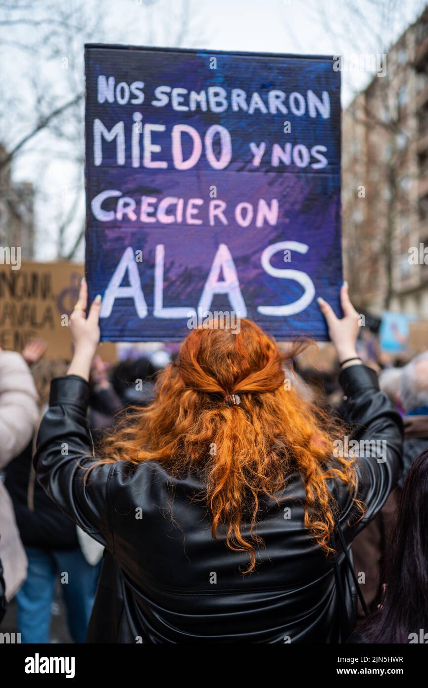 Des centaines de femmes se rassemblent dans les rues de Saragosse pour célébrer le 8 mars, Journée internationale de la femme, Espagne Banque D'Images