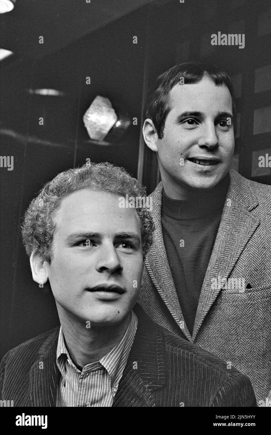 SIMON ET GARFUNKEL duo vocal américain en 1967 avec Paul Simon à droite et Art Garfunkel . Photo : Tony Gale Banque D'Images