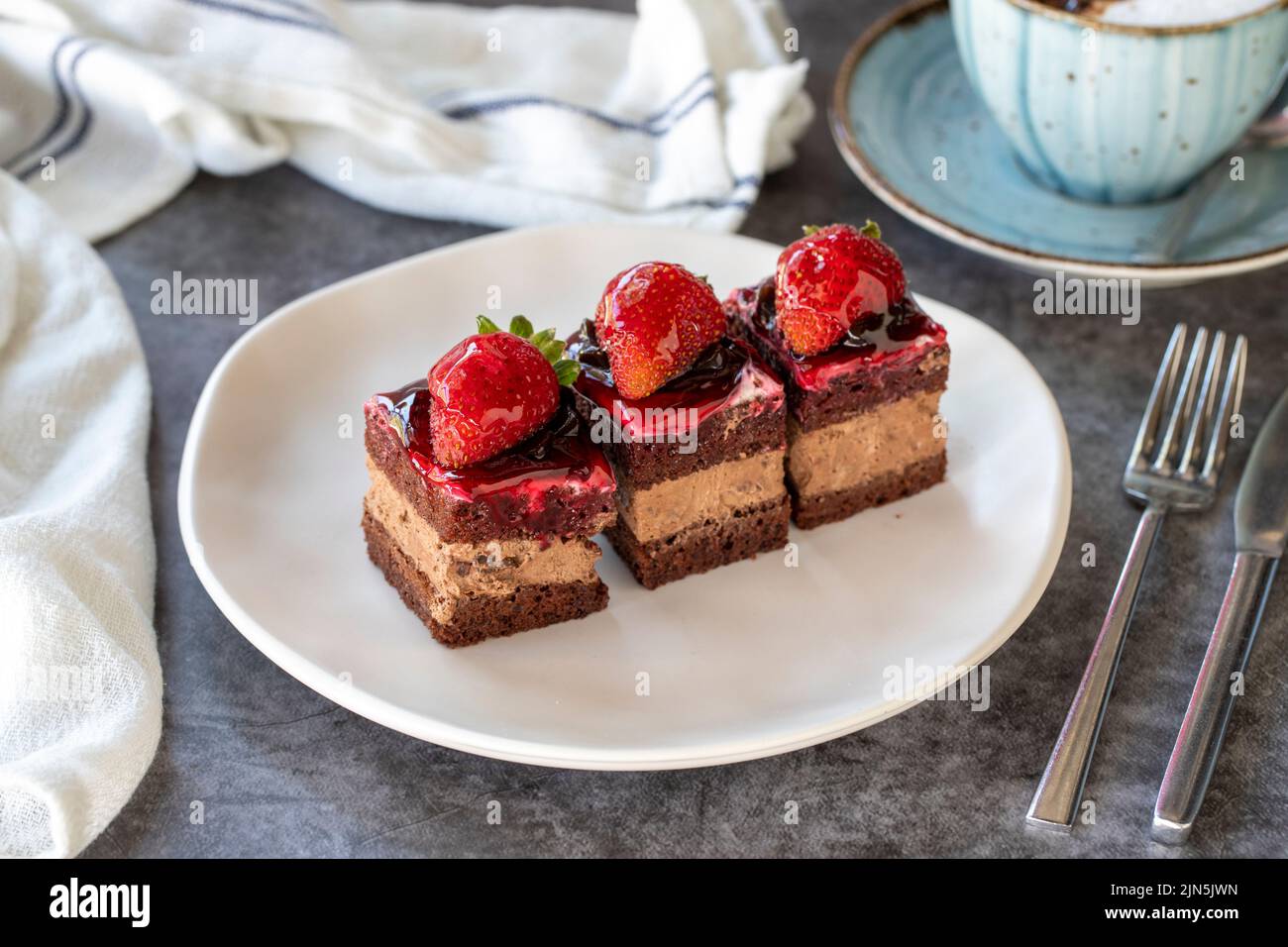 Tartelette aux fraises. Petit gâteau à la fraise dans une assiette. Sur un sol sombre. Gros plan Banque D'Images