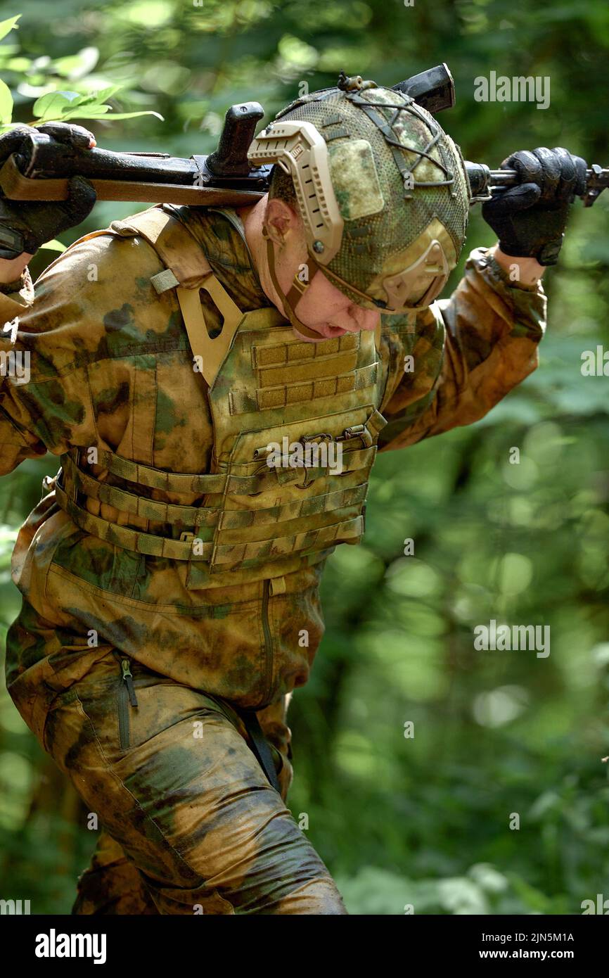 Les soldats se disputent un camp de combat sur le terrain d entraînement militaire Action