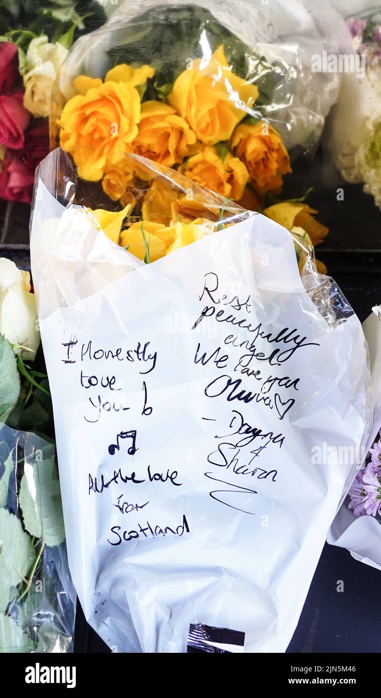 Les hommages floraux à Olivia Newton-John, qui est décédée à l'âge de 73 ans, sont laissés à l'extérieur du Dominion Theatre de Londres. Date de la photo: Mardi 9 août 2022. Banque D'Images