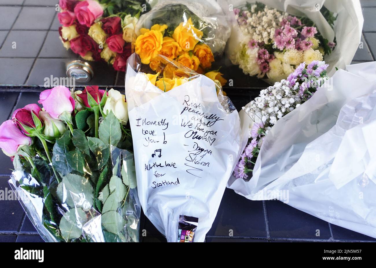 Les hommages floraux à Olivia Newton-John, qui est décédée à l'âge de 73 ans, sont laissés à l'extérieur du Dominion Theatre de Londres. Date de la photo: Mardi 9 août 2022. Banque D'Images