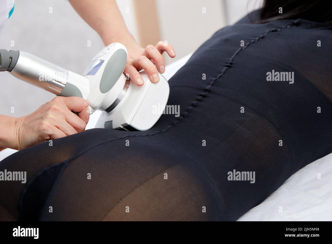 La femme reçoit un massage GPL pour enlever la cellulite de son corps, pour lever les jambes. Salon de beauté concept. Banque D'Images