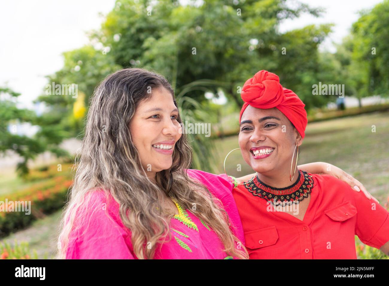 Les femmes latines bavardent et s'amusent dans le parc Banque D'Images