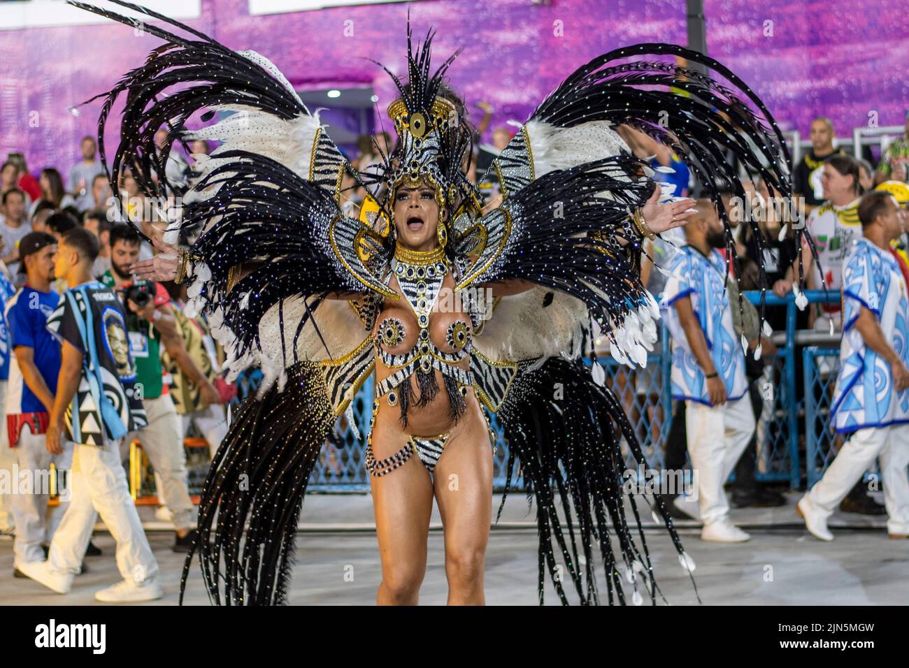 Rio, Brésil - 22 avril 2022: Samba School Portela dans le Carnaval de Rio, tenu aux marques de Sapucai Sambadrome Banque D'Images