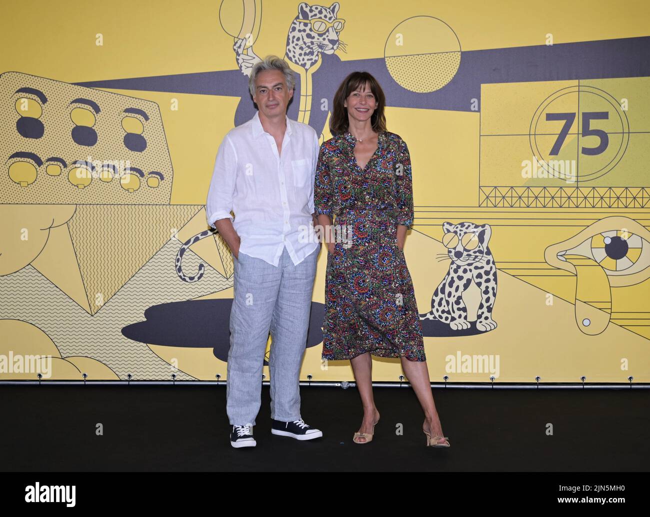 Locarno, Suisse. 09th août 2022. Locarno, Swiss Locarno film Festival 2022 une FEMME DE NOTRE TEMPS film en photo: Sophie Marceaue robe d'actrice Vanessa Seward, Jean Paul Civeyrac réalisateur crédit: Agence de photo indépendante/Alamy Live News Banque D'Images