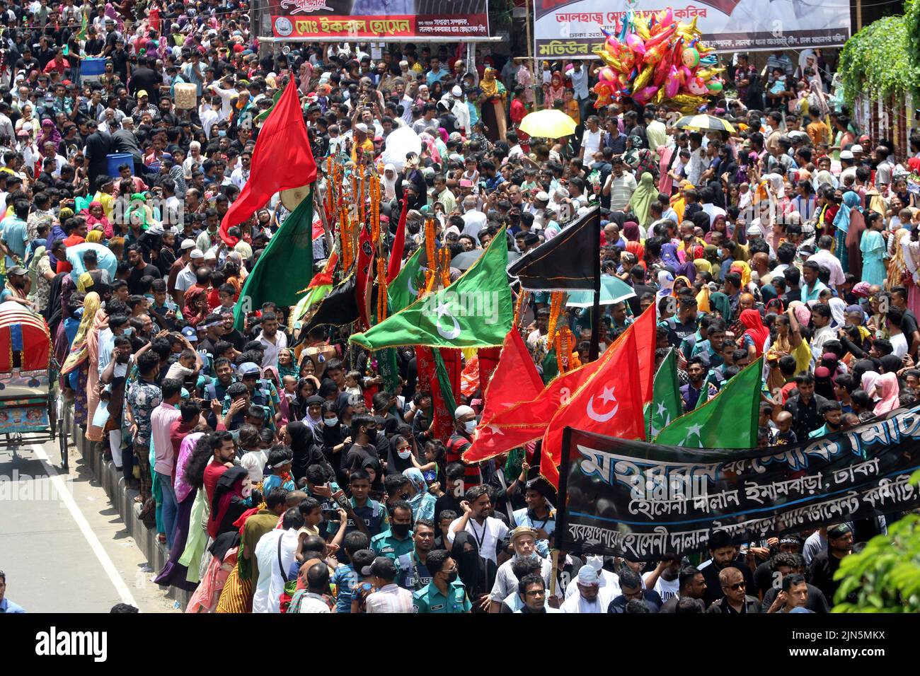 Des milliers de personnes de la communauté chiite au Bangladesh ont pris part aux processions de Tazia à l'occasion de la sainte Ashura, Des dévots ont été vus se rassembler dans les locaux de Hussaini Dalan à Dhaka pour marquer le jour Saint.le Président Abdul Hamid et le Premier Ministre Sheikh Hasina ont émis des messages séparés à cette occasion pour les citoyens. En ce jour de l’année Hijri de 61, Hazrat Imam Hussain, petit-fils du prophète Hazrat Muhammad (PBUH), avec ses membres de la famille et ses 72 disciples, a embrassé le martyre entre les mains des soldats de Yazid sur Karbala maidan en Irak pour le défendre Banque D'Images