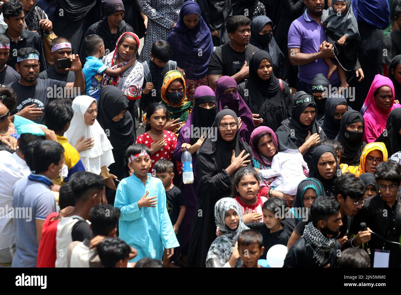 Des milliers de personnes de la communauté chiite au Bangladesh ont pris part aux processions de Tazia à l'occasion de la sainte Ashura, Des dévots ont été vus se rassembler dans les locaux de Hussaini Dalan à Dhaka pour marquer le jour Saint.le Président Abdul Hamid et le Premier Ministre Sheikh Hasina ont émis des messages séparés à cette occasion pour les citoyens. En ce jour de l’année Hijri de 61, Hazrat Imam Hussain, petit-fils du prophète Hazrat Muhammad (PBUH), avec ses membres de la famille et ses 72 disciples, a embrassé le martyre entre les mains des soldats de Yazid sur Karbala maidan en Irak pour le défendre Banque D'Images