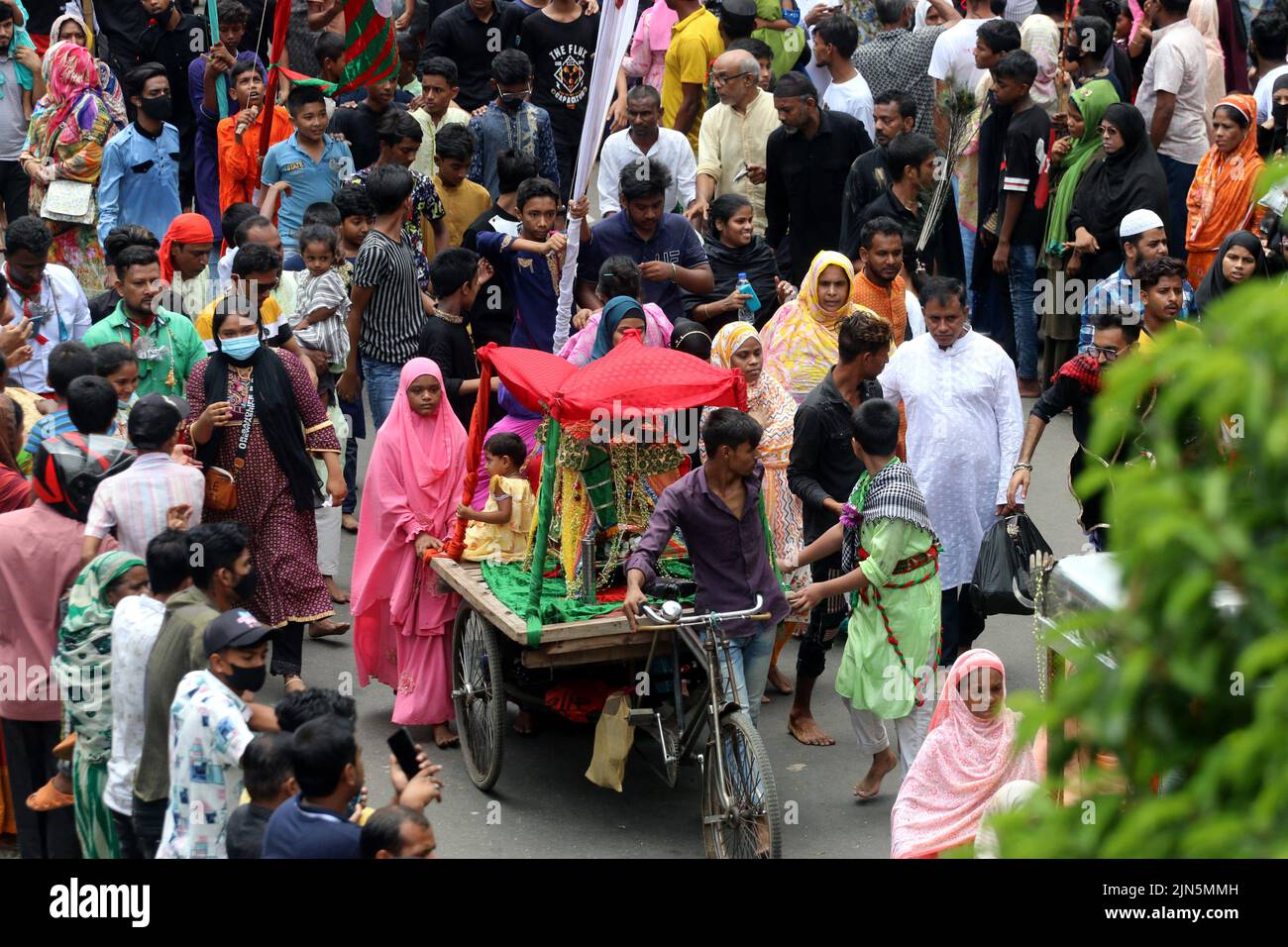 Des milliers de personnes de la communauté chiite au Bangladesh ont pris part aux processions de Tazia à l'occasion de la sainte Ashura, Des dévots ont été vus se rassembler dans les locaux de Hussaini Dalan à Dhaka pour marquer le jour Saint.le Président Abdul Hamid et le Premier Ministre Sheikh Hasina ont émis des messages séparés à cette occasion pour les citoyens. En ce jour de l’année Hijri de 61, Hazrat Imam Hussain, petit-fils du prophète Hazrat Muhammad (PBUH), avec ses membres de la famille et ses 72 disciples, a embrassé le martyre entre les mains des soldats de Yazid sur Karbala maidan en Irak pour le défendre Banque D'Images