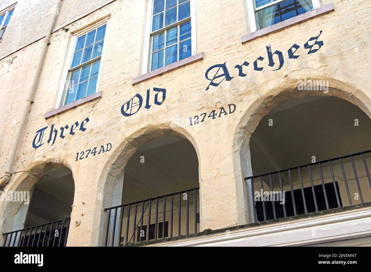 Three Old Arches, un bâtiment situé au 48 Bridge Street, Chester, Cheshire, Angleterre, Royaume-Uni, CH1 1NQ - le premier front de vente encore survivant en Angleterre Banque D'Images