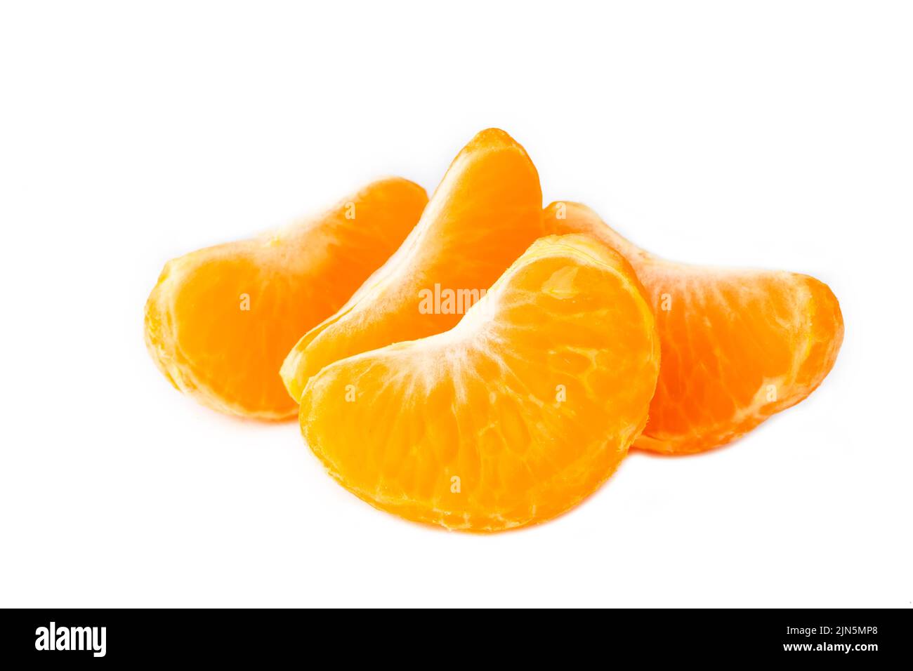 Mandarine, mandarine ou clémentine sans feuille verte isolée sur fond blanc. Gros plan. Banque D'Images