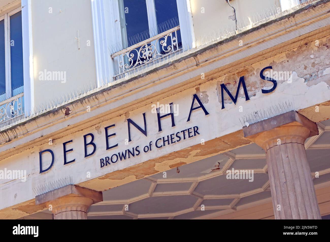 Debenhams, ex-Browns de Chester, Eastgate, maintenant fermé - centre-ville de Chester, Cheshire, Angleterre, Royaume-Uni, CH1 Banque D'Images