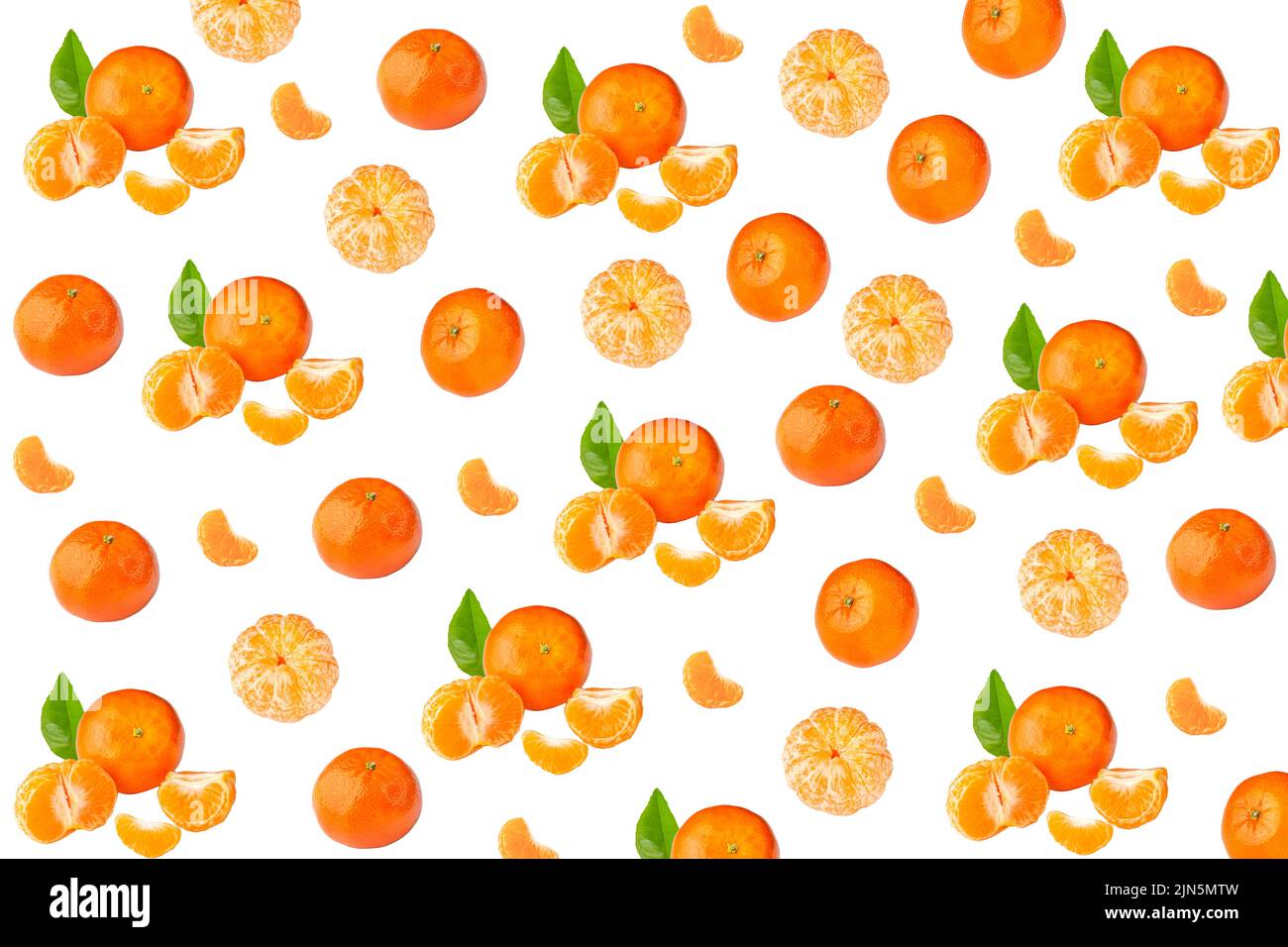 Motif de fruits de mandarine - tranches de mandarine isolées sur fond blanc. Vue de dessus. Banque D'Images