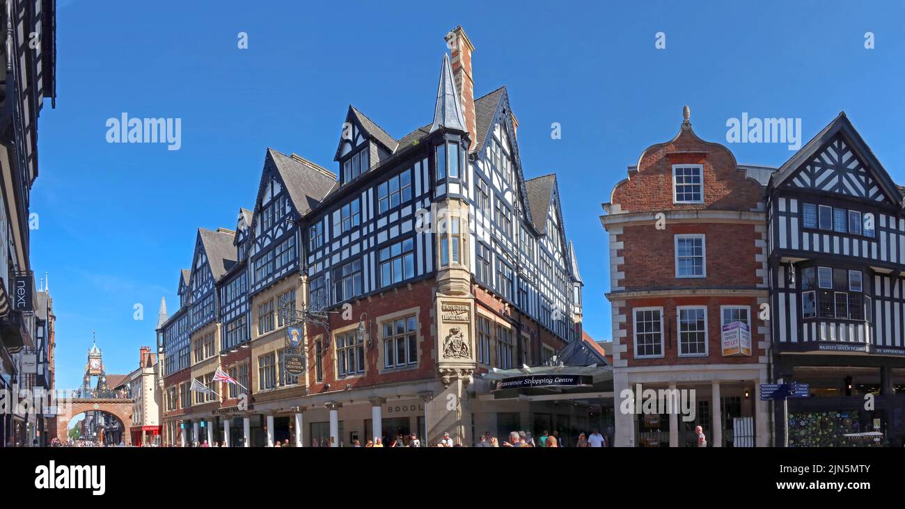 Eastgate pano, présentant des bâtiments, Victorian 1897 Turret horloge et les murs de la ville pont de l'arche géorgienne, Chester, Cheshire, Angleterre, Royaume-Uni, CH1 1LE Banque D'Images