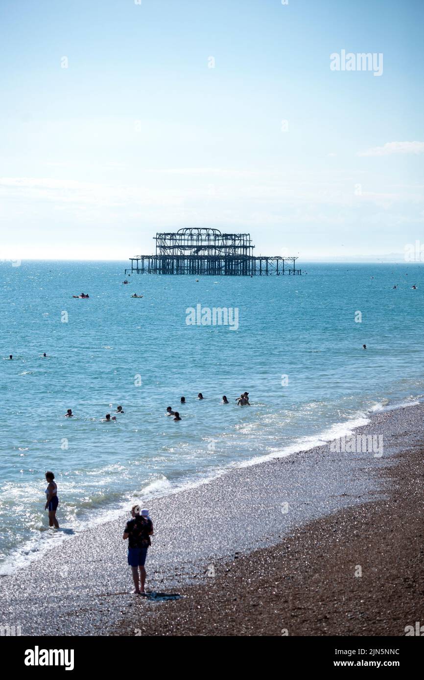 Une photo verticale d'une plage surpeuplée de Brighton Beach, en Angleterre, au début de l'été Banque D'Images