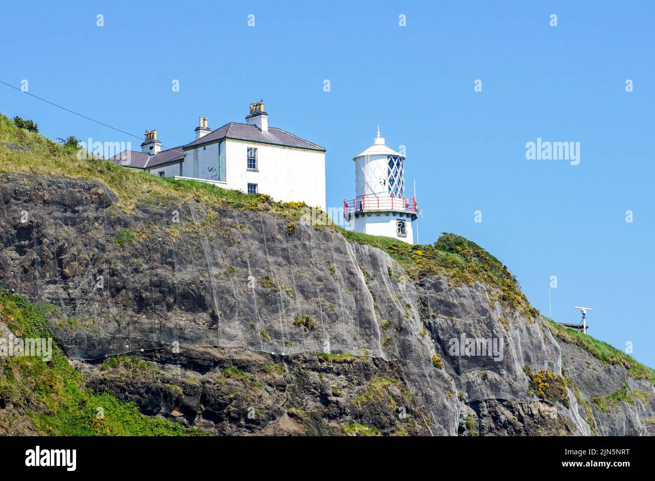 Phare de Blackhead situé au sommet d'une falaise près de Whitehead, comté d'Antrim, Irlande du Nord Banque D'Images