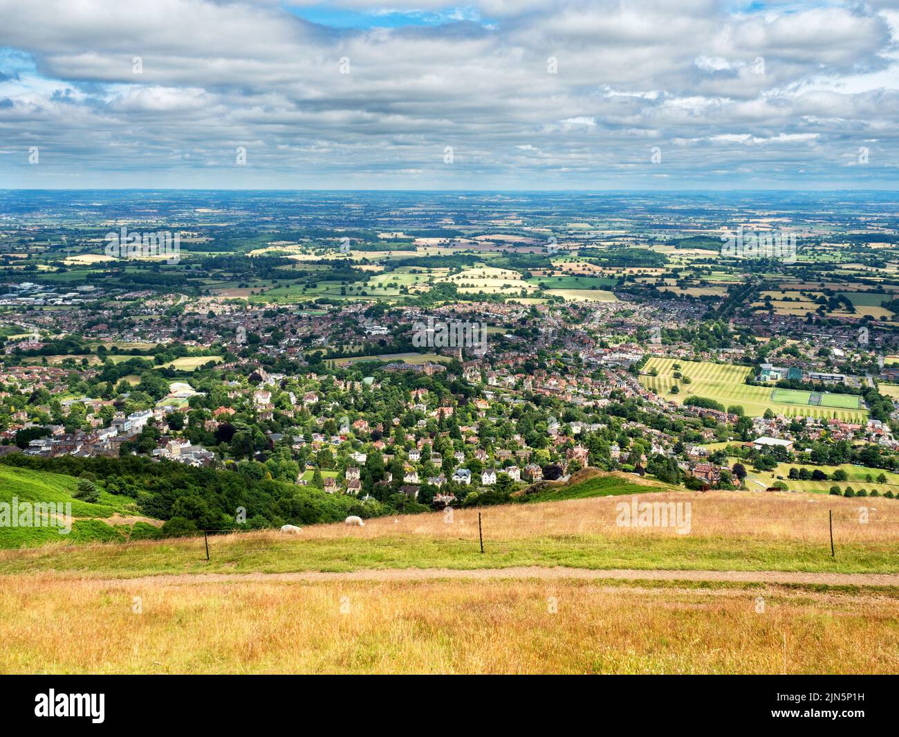 Vue sur la ville de Great Malvern depuis Worcestershire Beacon dans les collines de Malvern AONB Angleterre Banque D'Images