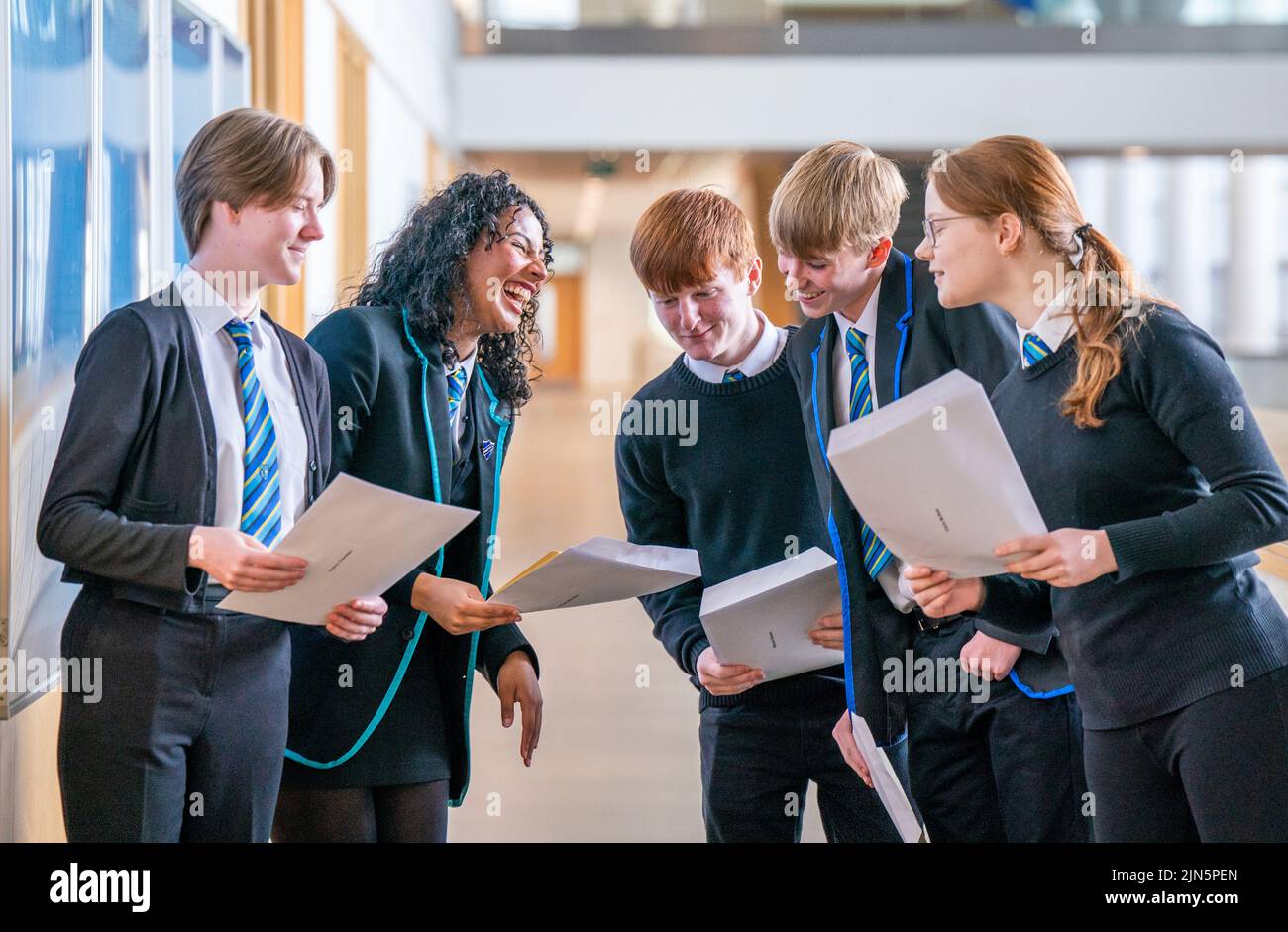 Les élèves (de gauche à droite) Sophie Thwaites, Aaliyah McLaine, Michael Stewart, Aaron Boyack et Claire McNab de l'école secondaire Auchmuty de Glenrothes, Fife, vérifient leurs résultats alors que les élèves du secondaire de l'Écosse en apprennent les résultats. Date de la photo: Mardi 9 août 2022. Banque D'Images