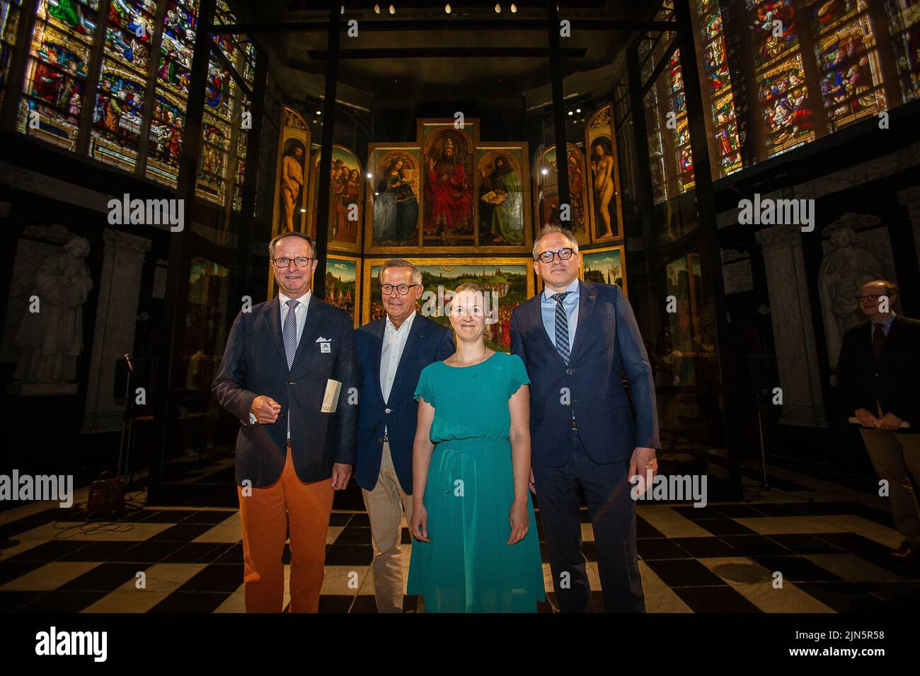 Guy van Wassenhove, conservateur du Fonds Baillet Latour, Ludo Collin, architecte Mieke Blancke (Architectenbureau Bressers) et ministre flamand des Finances, du Budget et de l'habitation Matthias Diependaele photographiés lors d'une conférence de presse sur la troisième et dernière phase de restauration de l'altartre 'Het Lam Gods' (l'adoration de l'Agneau mystique) D'Hubert et Jan van Eyck, à la cathédrale Saint-Baafs (cathédrale Saint-Bavon) à Gand, le mardi 09 août 2022. BELGA PHOTO JAMES ARTHUR GEKIERE Banque D'Images