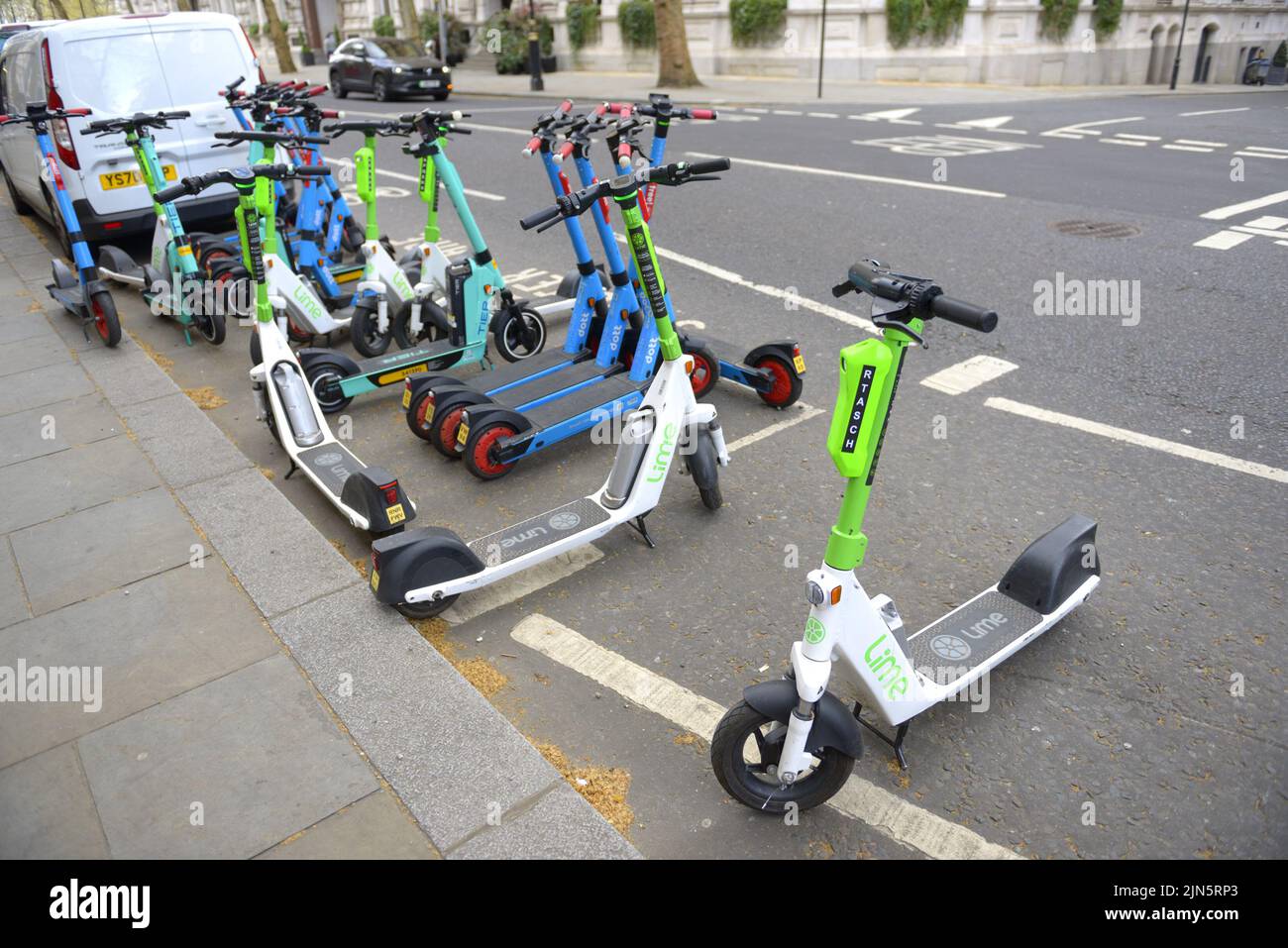 Londres, Angleterre, Royaume-Uni. Location de scooters électroniques officiels Banque D'Images