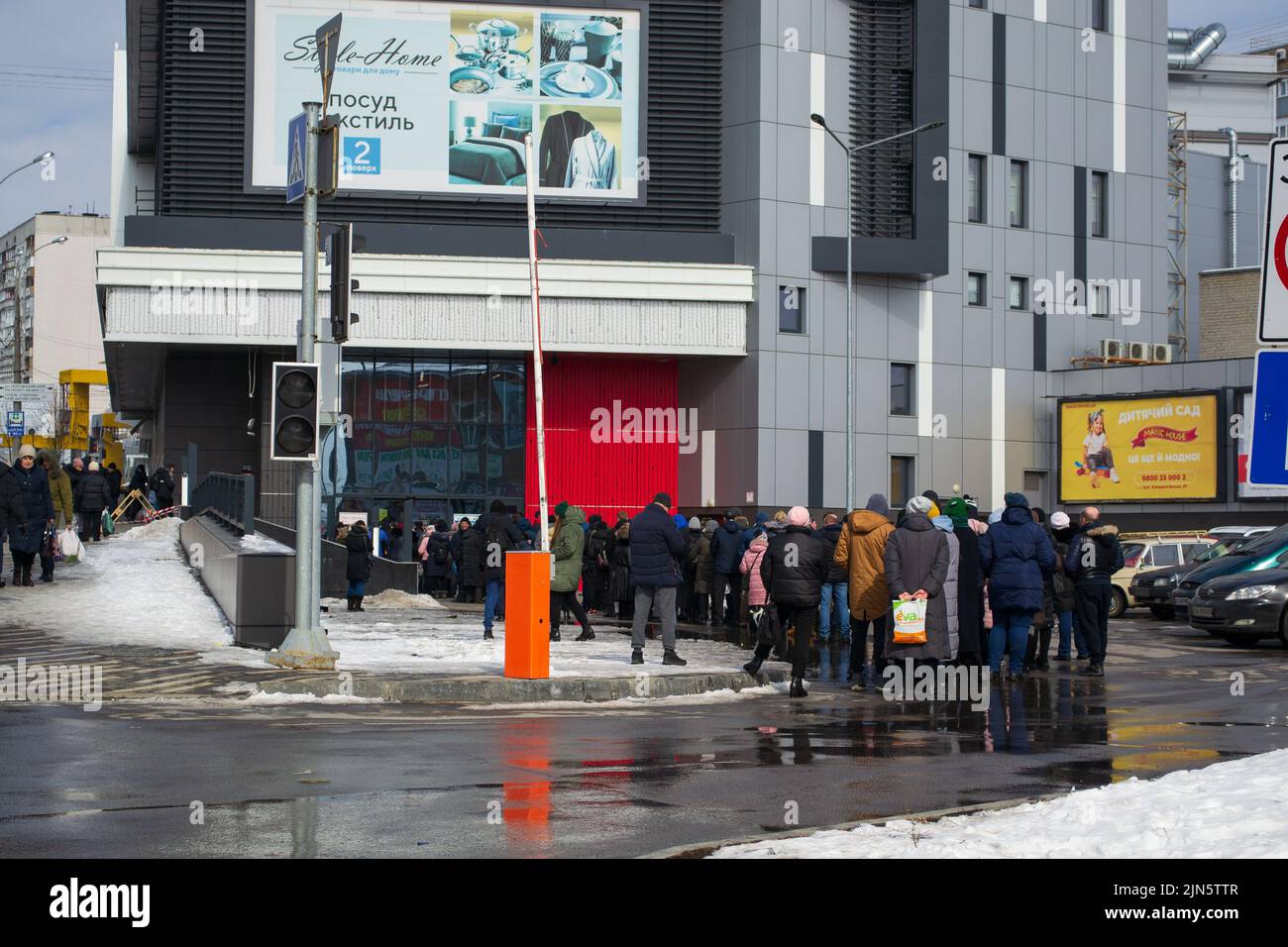 Kharkiv, Kharkov, Ukraine - 05.28.2022: ukrainian People clients résidents attendent pour faire du shopping dans le centre commercial grande file d'attente sur le trottoir à l'extérieur de supermarché manque Banque D'Images