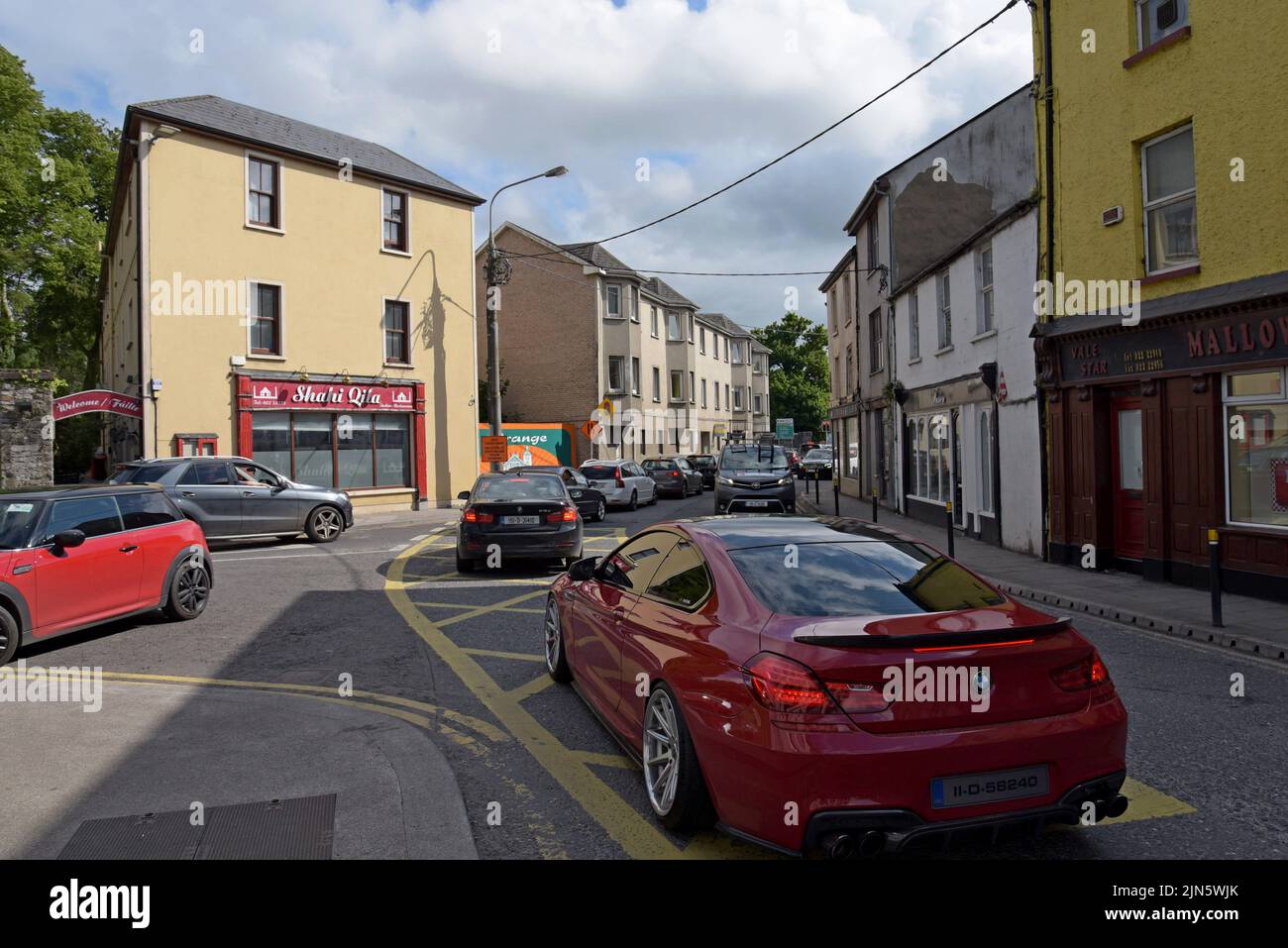 Un embouteillage dans la rue principale, Mallow, comté de Cork, Irlande. Juillet 2022 Banque D'Images