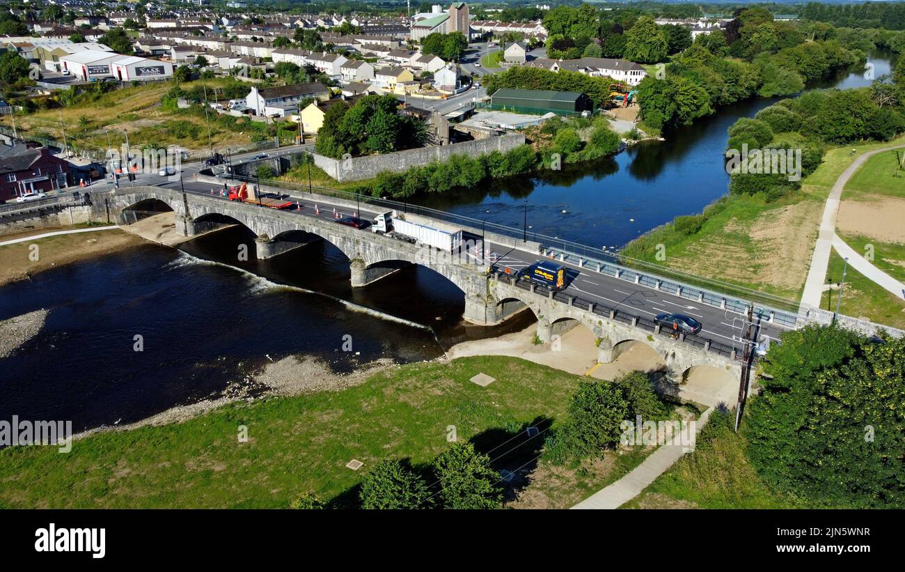 Une vue aérienne de la rivière Blackwater et du pont transportant la route R620 à travers la ville de Mallow, comté de Cork, Irlande. Vers l'ouest. Juillet 2022 Banque D'Images