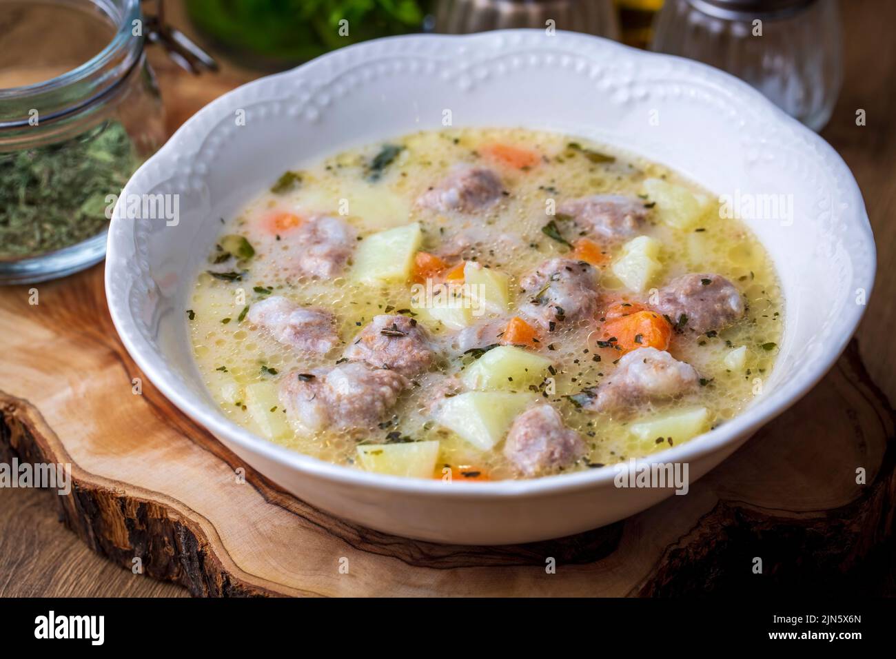 Soupe assaisonnée avec boulettes de viande et légumes. Nom anglais; sulu kofte, eksili kofte, terbiyeli kofte) Banque D'Images