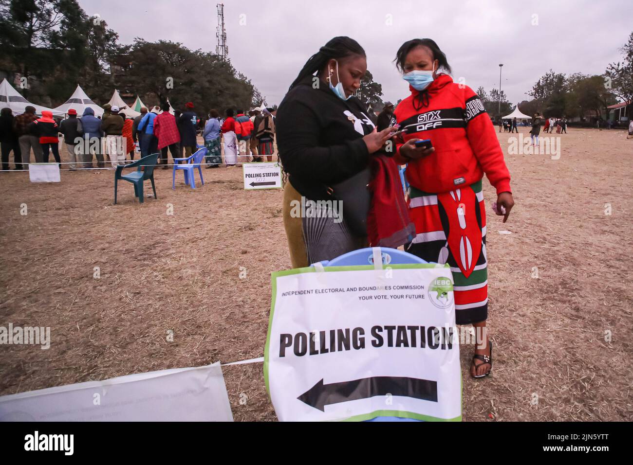 Les femmes kenyanes vérifient les détails de leur poste de vote par le biais du portail de la Commission électorale indépendante et des frontières (IEBB) lors des élections générales du Kenya le 9th août 2022, à l'école primaire et secondaire de St. Teresa à Nairobi. Les électeurs kenyans se dirigent vers les urnes. Ils éliront le président et le vice-président, les gouverneurs de comté et les copains, les membres du Sénat, les représentants de l'Assemblée nationale (y compris les femmes représentant les comtés) et les membres des assemblées de comté. Cette année, le vote aura lieu dans environ 46 232 bureaux de vote. Banque D'Images